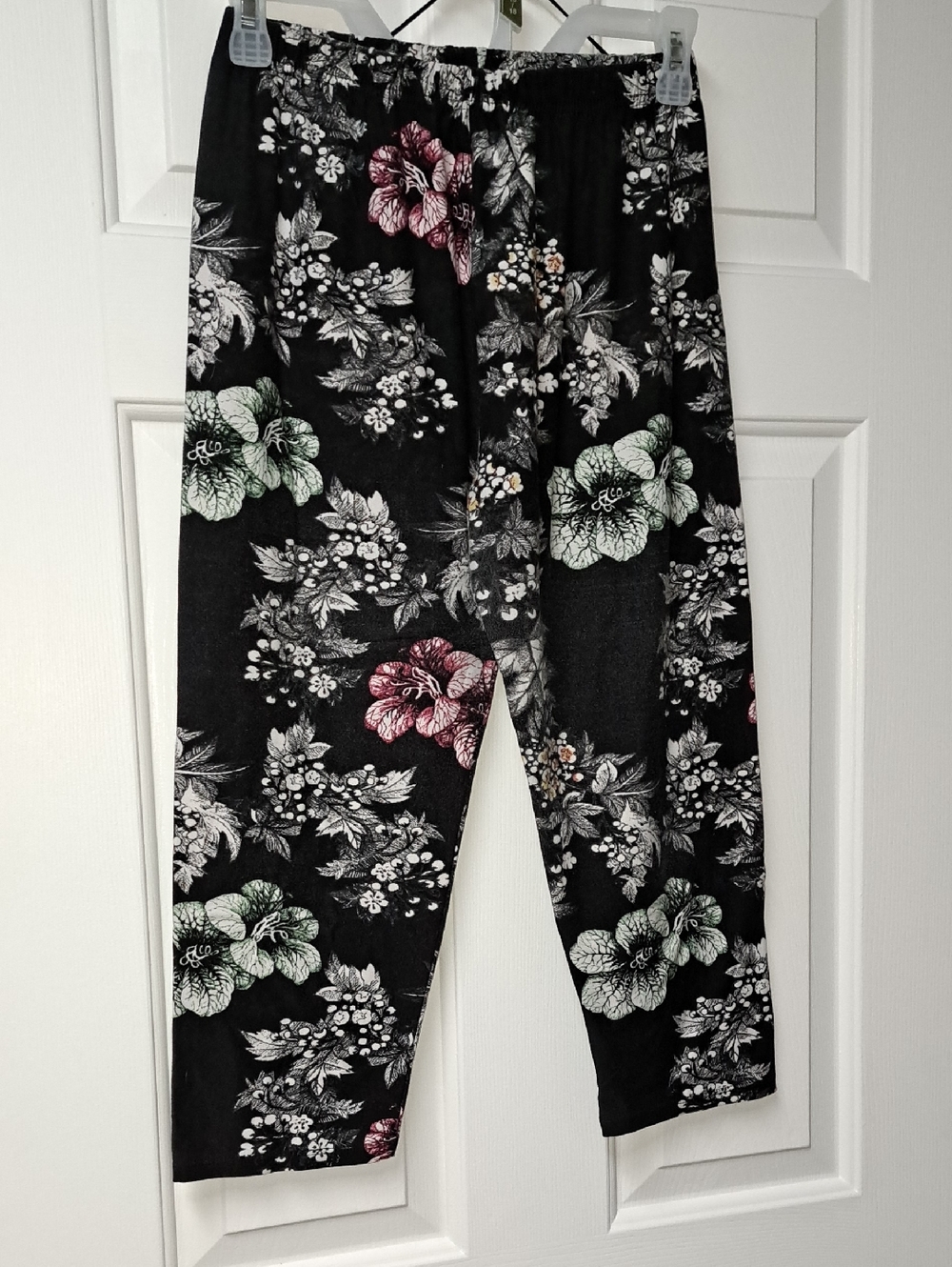 Women’s Black Floral Capris